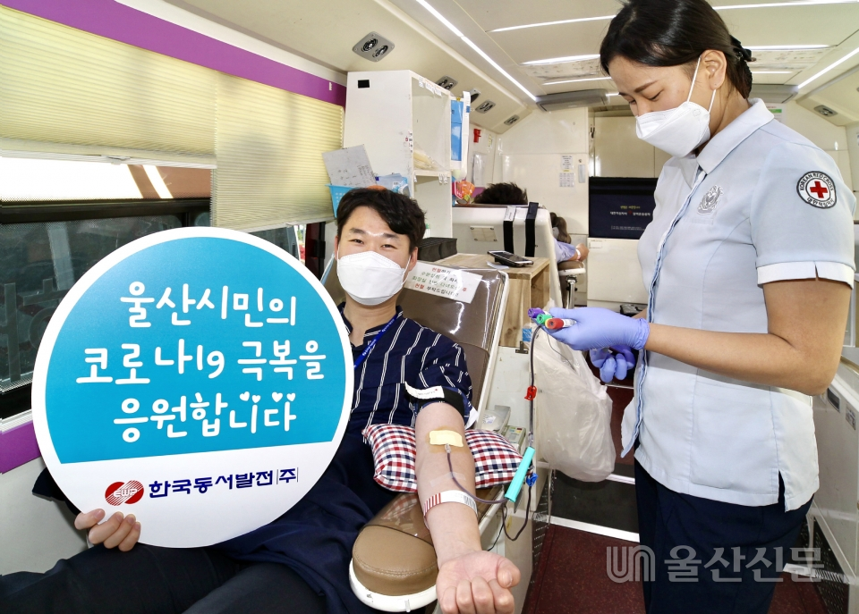 8일 한국동서발전 본사 직원들이 사랑의 헌혈 릴레이에 동참하고 있다. 동서발전 제공