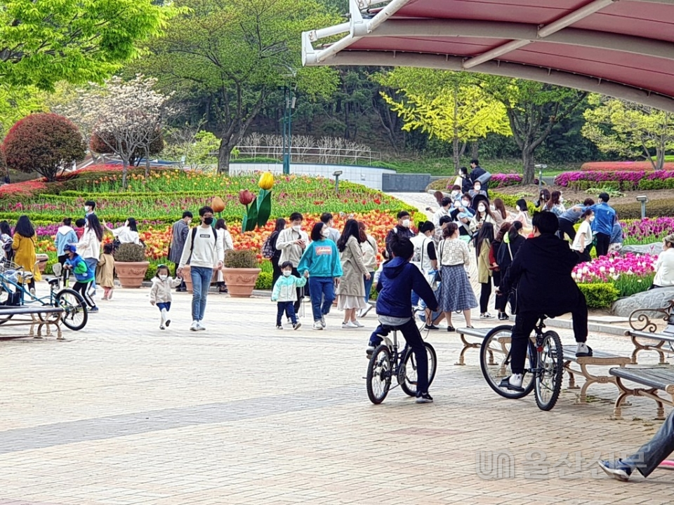 지난 17일 울산대공원 남문광장에는 봄을 맞아 나들이를 나온 사람들로 북적였다.