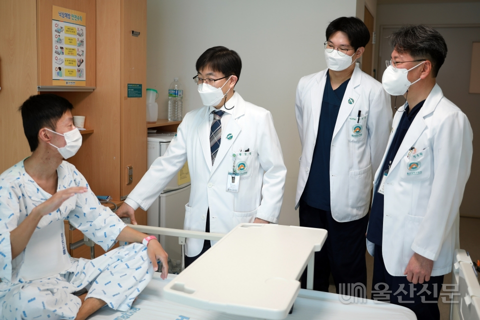 울산대학교병원이 전국에서 3번째로 로봇 수술기를 이용한 신장이식 수술에 성공했다. 울산대병원 제공