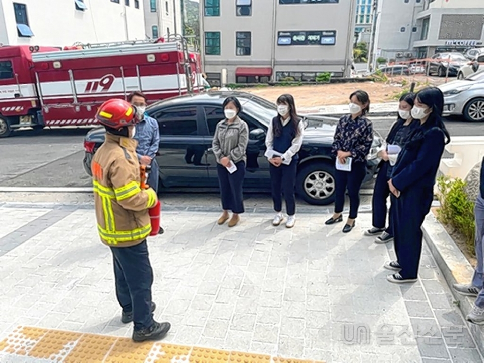 온산소방서 웅촌119안전센터는 3일 울주군 청량읍 소재 한국농어촌공사 울산지사에서 직원들을 대상으로 합동소방훈련을 실시했다. 온산소방서 제공