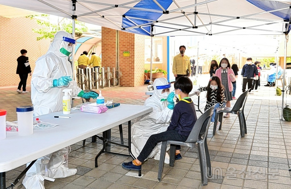 울산시교육청이 코로나19 무증상 감염자를 조기에 발견해 교내 전파를 막기 위해 전국 최초로 '학교 이동형 검체 채취팀 운영'에 들어간 3일 북구 강동초등학교에서 학생들과 교직원들이 선제적 유전자증폭검사(PCR)를 받고 있다.  유은경기자 2006sajin@