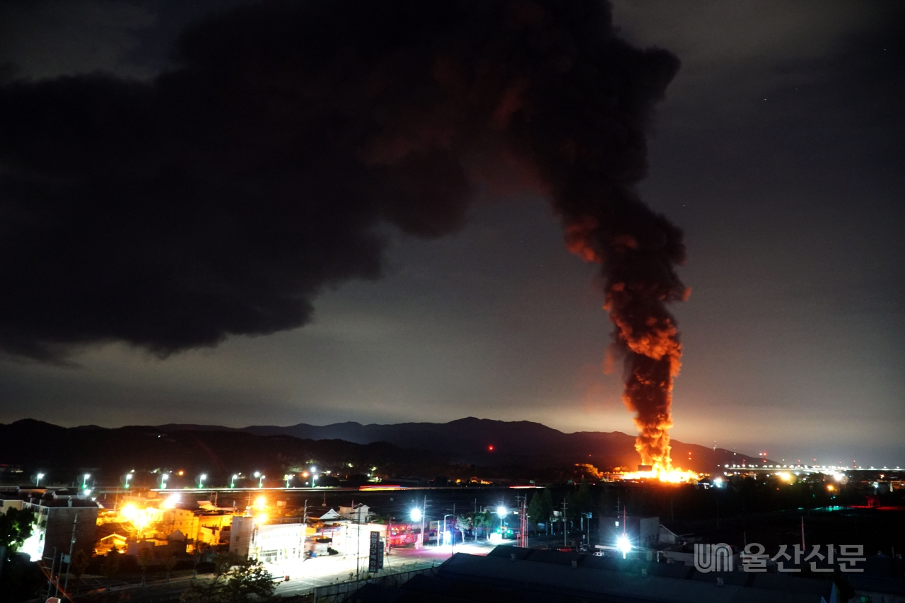 10일 오전 2시 18분께 울주군 삼남면 한 폐기물 재활용업체 공장에서 화재가 발생해 시커먼 연기가 하늘을 뒤덮고 있다. 김동균기자  justgo999@ulsanpress.net