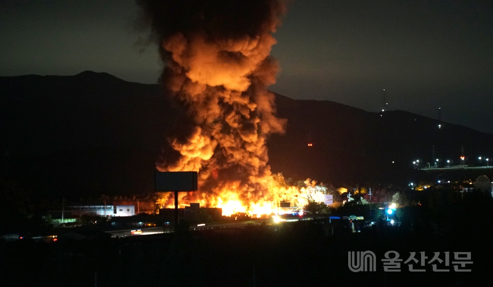 10일 오전 2시 18분께 울주군 삼남면 한 폐기물 재활용업체 공장에서 불이나 불길이 번지고 있다. 김동균기자  justgo999@ulsanpress.net