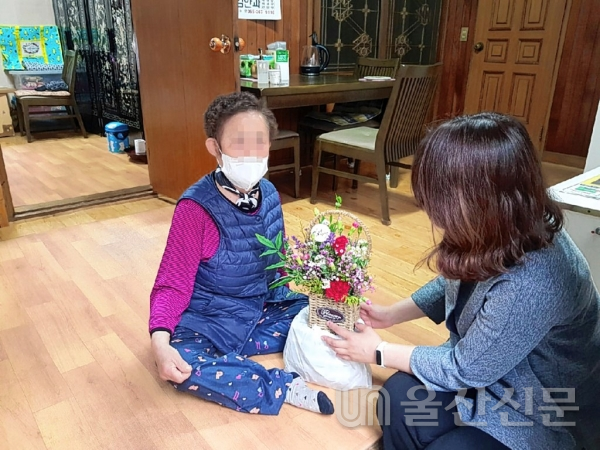 양산시 중앙동 지역사회보장협의체는 5월 가정의 달을 맞아 홀로 거주하는 어르신에게 '사랑의 카네이션 꽃바구니'를 전달했다.