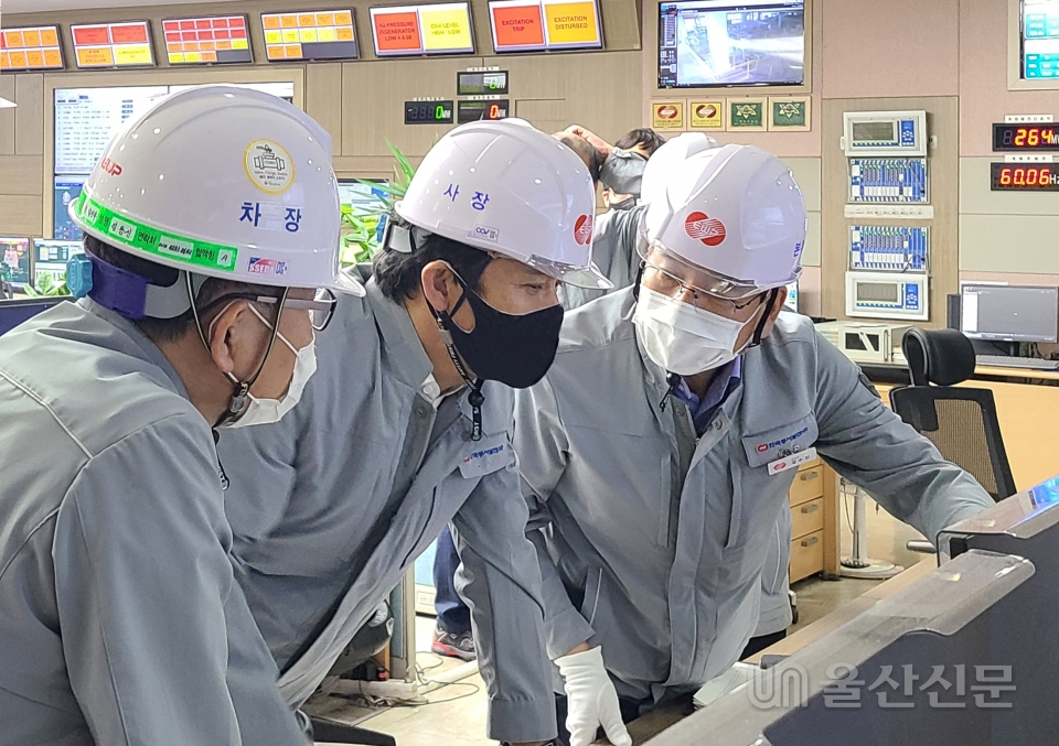 김영문 한국동서발전㈜ 사장(왼쪽 2번째)이 울산발전본부를 방문해 현장 안전점검을 시행하고 있다. 동서발전 제공