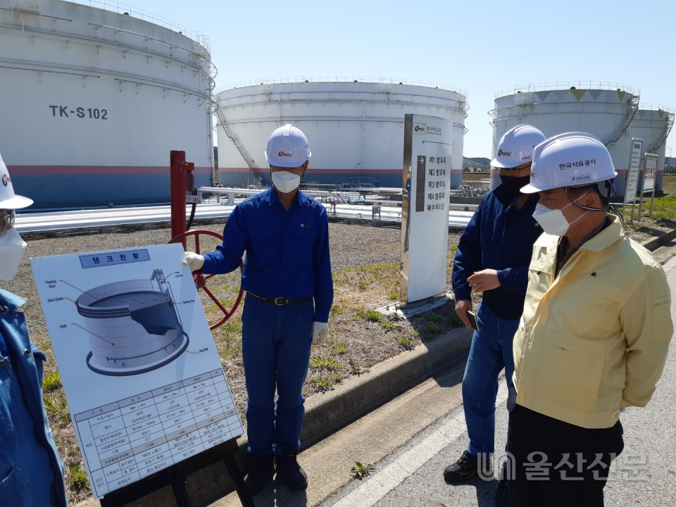 한국석유공사 최형주 상임감사위원이 13일 곡성 석유비축기지를 방문해 현장 점검하고 있다.