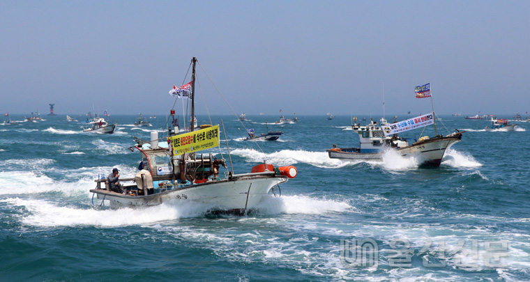 지난달 19일 울산어선어업인연합회는 동구 대왕암공원 해상에서 어선 120여척이 참여한 가운데 일본 후쿠시마 원전 방사능 오염수 방류 철회를 촉구하는 해상시위를 하고 있다.