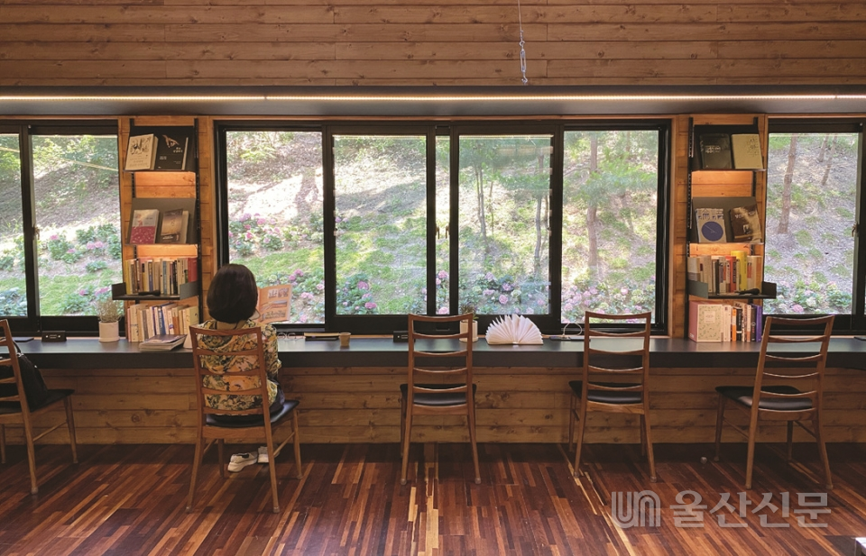 울산대공원내에 자리잡은 북카페 '지관'은 '지혜의 시선으로 나를 돌아보고 자연을 바라보고, 세상을 내다보는 사색과 소통의 공간'을 추구하고 있다. 이곳에서는 탁 트인 창밖으로 숲을 감상하며 책을 읽을 수 있다.
