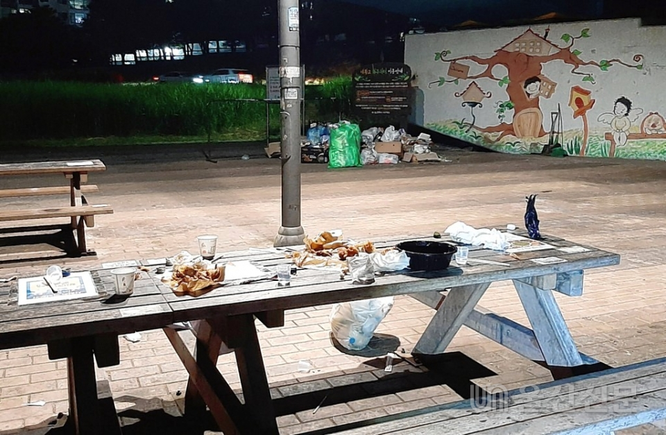 북구 내황교 하부쉼터가 행락객들이 밤새 버리고 간 쓰레기로 벌레와 악취로 몸살을 앓고 있다.  이상억기자agg77@