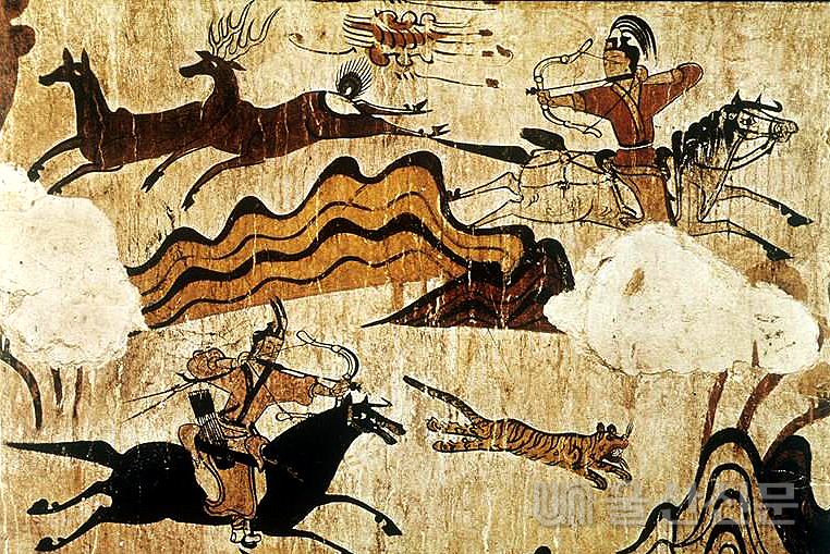 중국 지린성 지안현 퉁거우에 있는 고구려 시대의 벽화인 무용총 수렵도. 한국민족문화대백과사전 출처