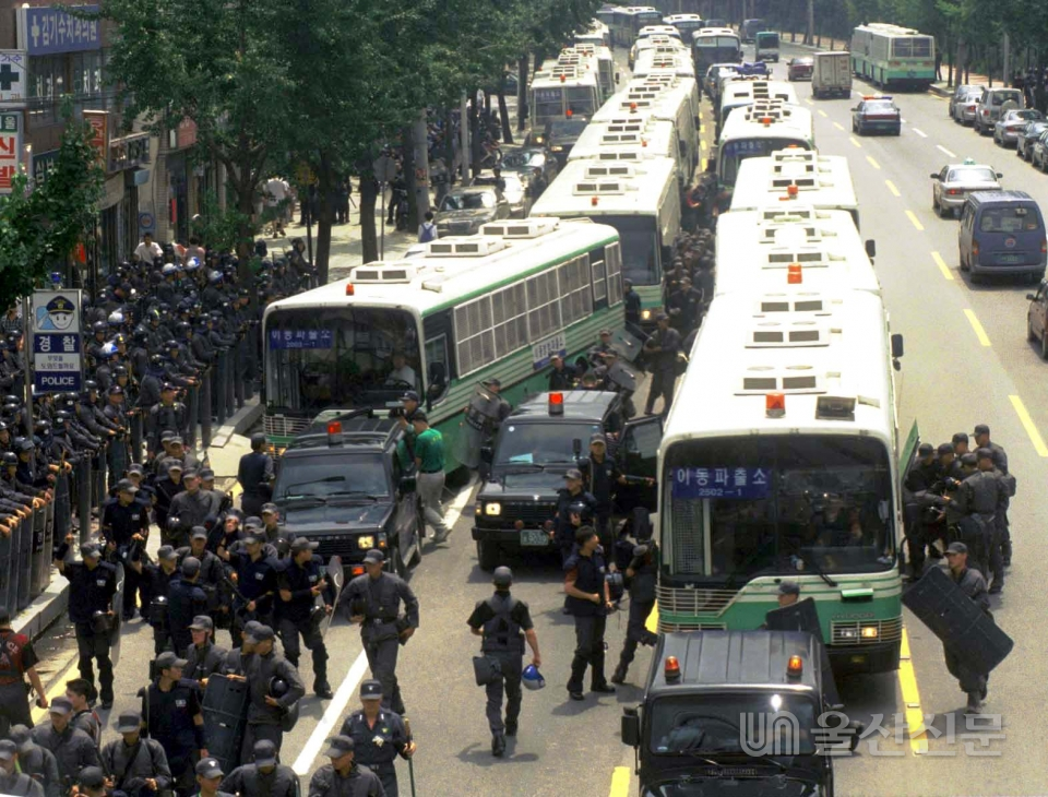 1998년 8월 19일 현대자동차 노조의 불법 파업이 장기화 되면서 회사를 점거하고 있던 현대차 조합원들을 해산키 위해 전국에서 집결한 전투경찰이 분주히 움직이고 있다.