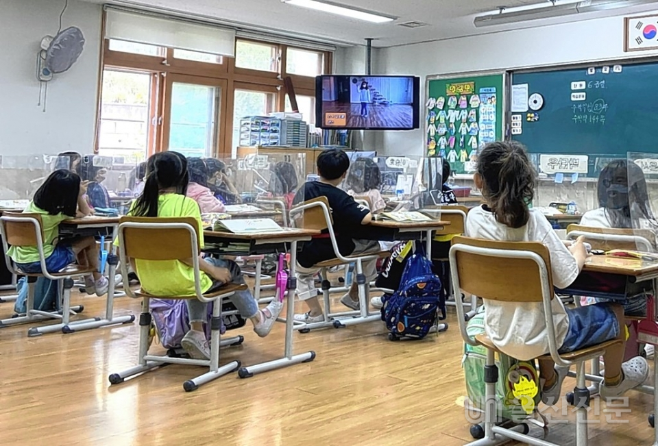 울산 강동초등학교가 지난달 28일부터 미디어를 활용한 비대면 재능 발표 '틈새음악회'를 열고 있다.