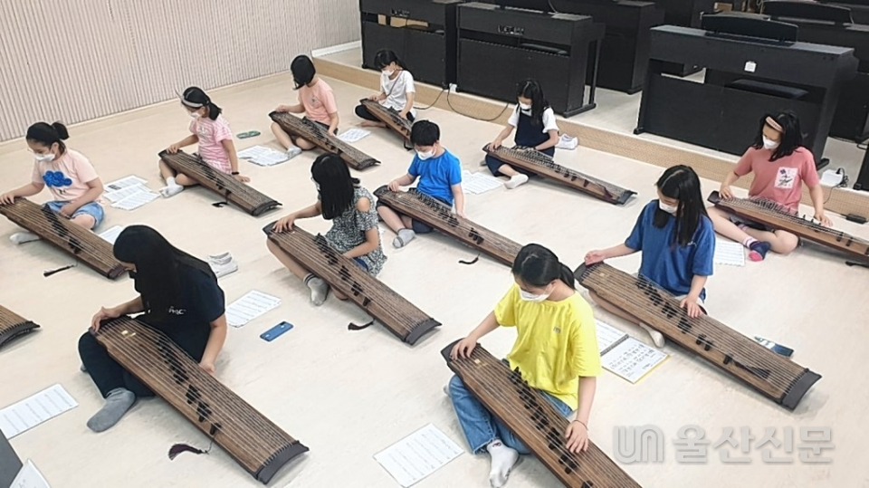 울산 격동초등학교는 2021학년도 가야금 학생예술동아리 '금빛울림' 발대식을 가졌다.
