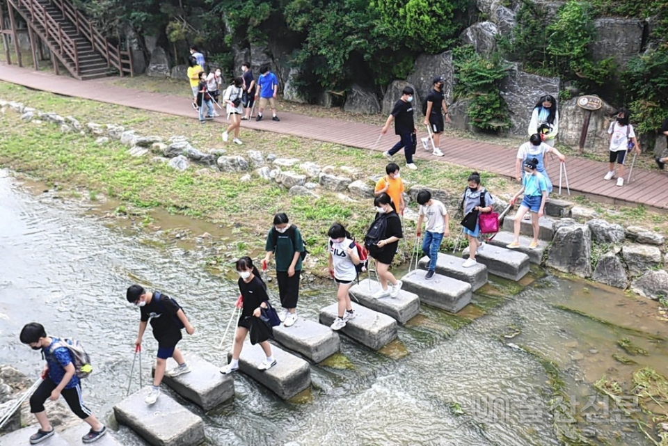 울산 옥현초등학교 전교어린이회가 지난달 30일 무거천 정화활동 및 걷기 활동을 주최해 진행했다.