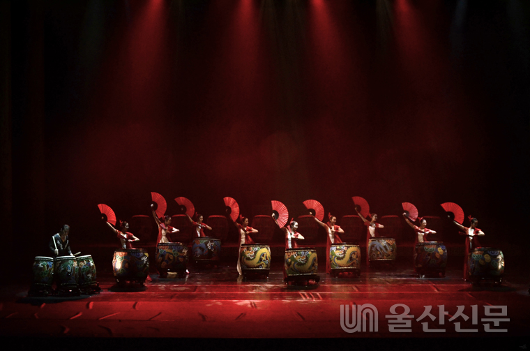 울산시립무용단이 다음달 22일 울산문화예술회관 대공연장에서 '별밤춤 페스티벌'을 개최한다. 사진은 울산시립무용단 지난 공연 모습.