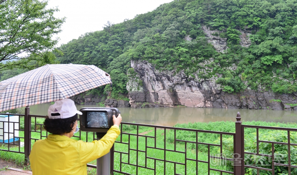 물에 잠긴 반구대암각화를 한 관광객이 관람하고 있다.