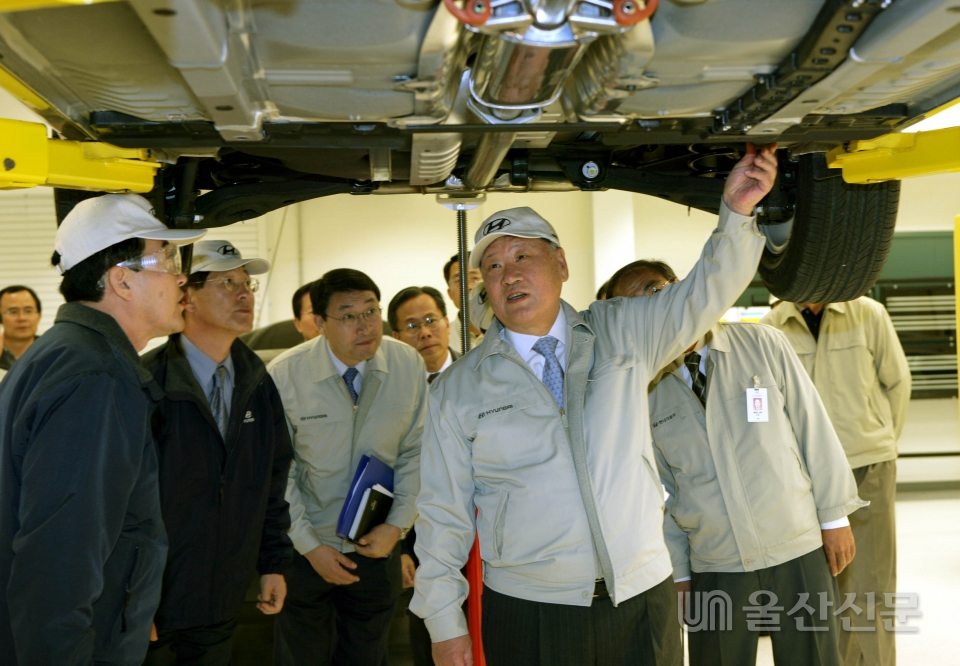 정몽구 현대차그룹 명예회장이 22일(현지시간) 미국에서 열린 '2020·2021 자동차 명예의 전당 헌액식'에서 한국인 최초로 헌액됐다. 사진은 2005년 3월 현대차 미국 앨라배마공장 방문한 정몽구 명예회장. 현대차 제공