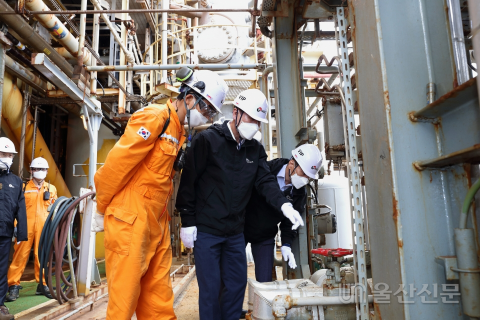 김동섭 석유공사 사장은 지난 21일 동해가스전을 찾아 향후 미래 신재생에너지 본격 개발을 위한 현장 생산시설의 안전 및 운영상태를 점검했다. 석유공사 제공