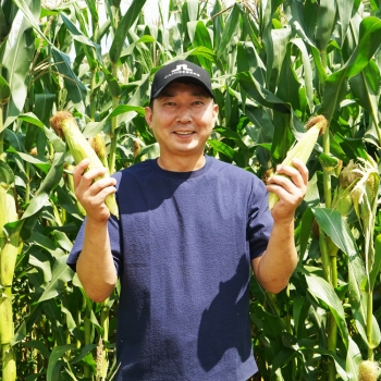 울산 삼동지역 청년농업인 김민석씨가 본인의 옥수수 농가에서 옥수수를 들어 보이고 있다. 울산농협 제공
