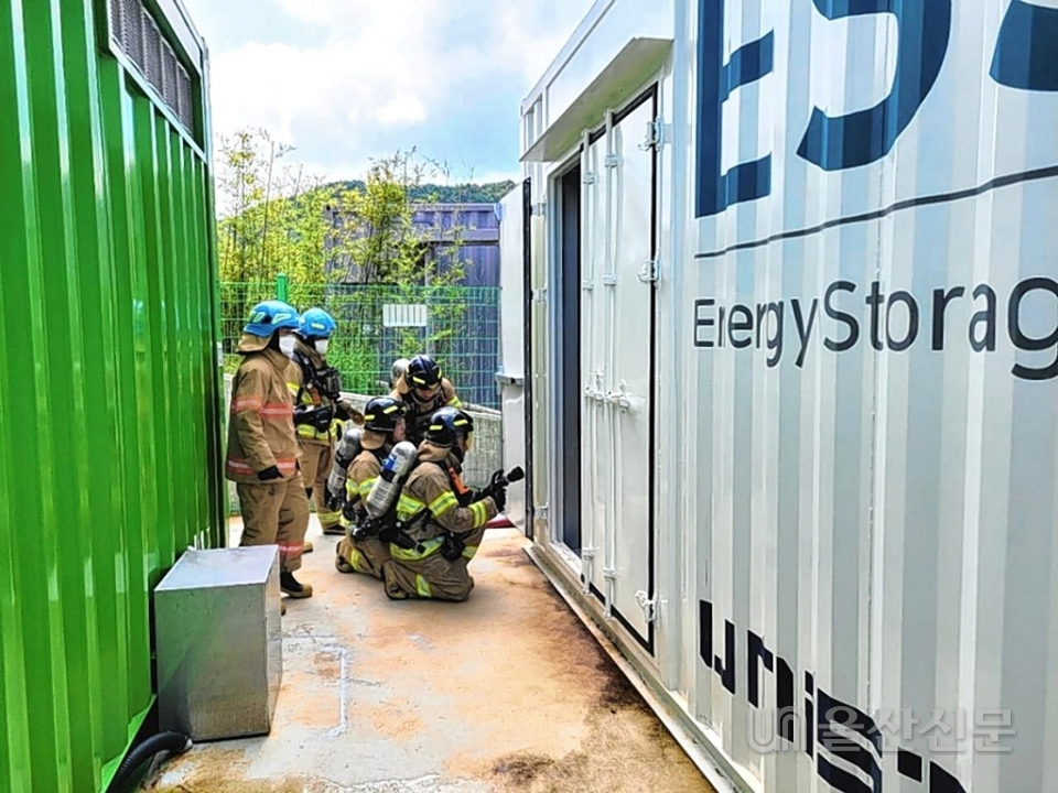 울산 울주소방서 언양119안전센터는 4일 지역 에너지저장장치가 설치된 UNIST에서 현지 적응 훈련을 실시했다. 울주소방서 제공