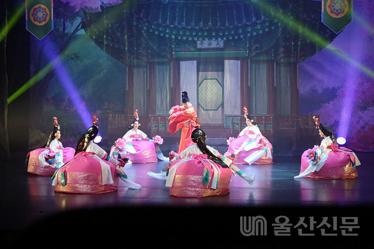 29일 울산문화예술회관에서 '춤으로 하나되는 울산' 공연을 펼치는 김진완무용단의 지난 공연 모습.