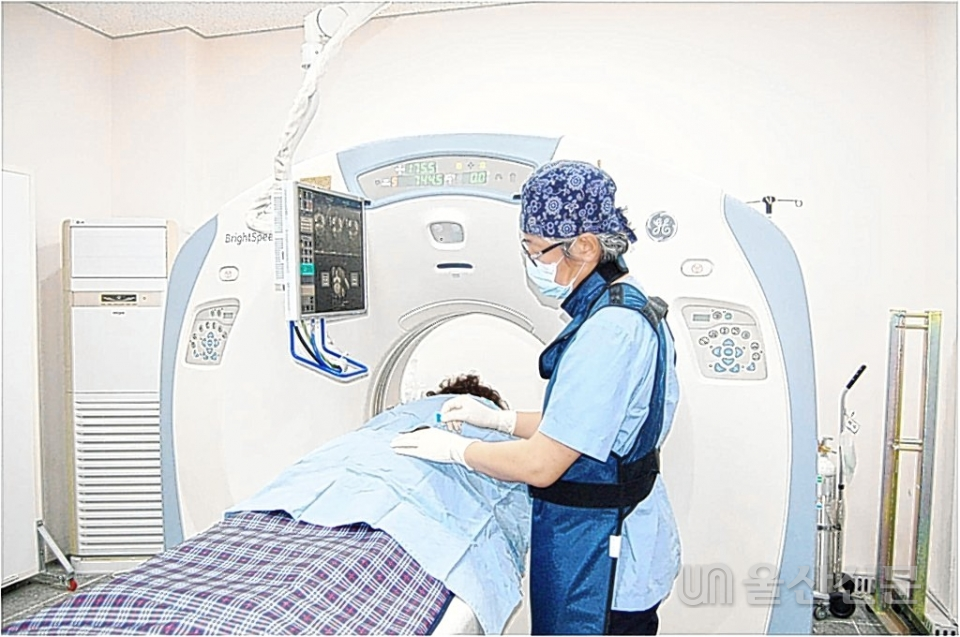 울들병원 서정욱 원장(흉부외과전문의)이 실시간 CT를 이용해 모니터를 통해 바늘 끝을 실시간으로 확인하며 주사치료를 하고 있다.