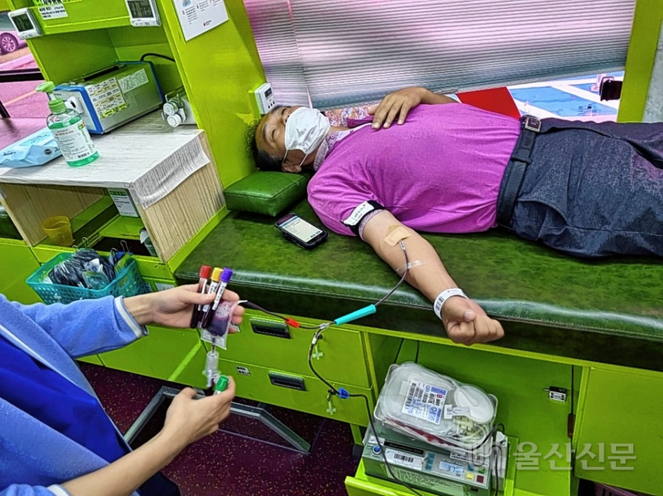 울산 울주군 웅촌면 주민자치위원회는 6일 웅촌면 행정복지센터 주차장에서 코로나19 극복을 위한 헌혈 행사를 개최했다. 울주군 제공