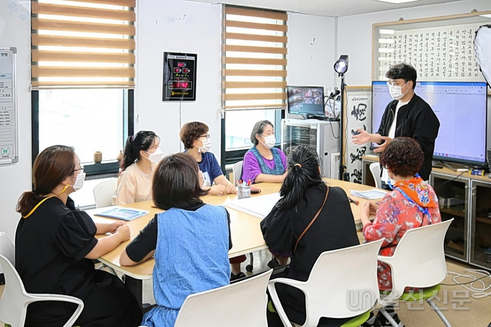 한국동서발전(주)은 지역 전통시장의 온라인 판로 활동을 지원하기 위해 소상공인에게 뉴미디어 역량강화 교육을 시행한다. 한국동서발전 제공