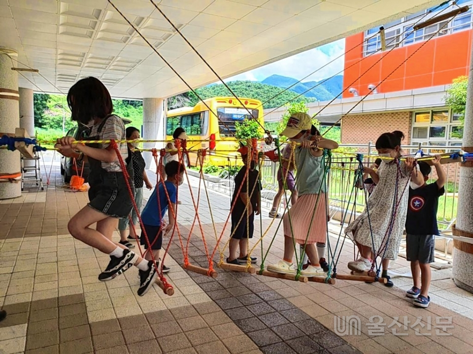 울산 상북초등학교는 지난 6일 2학기 개학을 맞아 학교 공간혁신의 일환으로 학생들을 위한 자연 친화적 놀이공간인 '꿈틀마루 밧줄놀이터'를 개방했다.