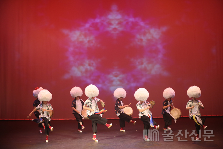 오는 17일 오후 7시30분 서울주문화센터 공연장에서 한국의 흥과 리듬 'K-Groove' 작품을 선보이는 풍물예술단버슴새 공연 모습.