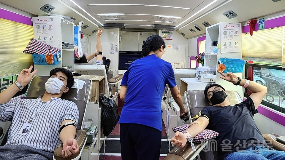 대한적십자사 울산혈액원은 지난 24일 '행정복지센터와 함께하는 생명나눔, 헌혈 릴레이 운동'의 하나로 북구 송정동 행정복지센터에서 이동식 헌혈버스를 운영했다. 울산혈액원 제공