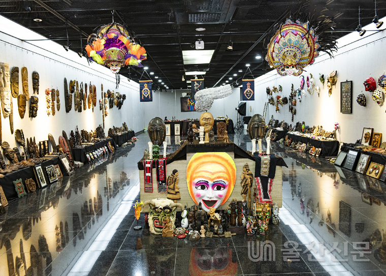 북구문화예술회관은 7일부터 28일까지 '아시아태평양지역 가면전'을 개최한다. 사진은 전시장 전경.