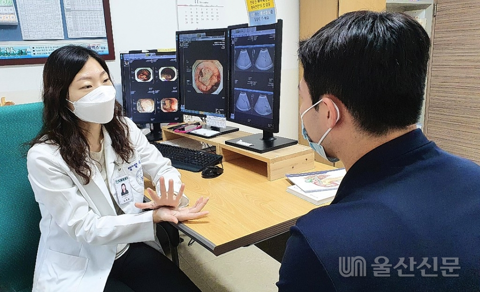 동강병원 소화기내과 김재희 전문의가 소화성궤염 환자 진료를 하고 있다.