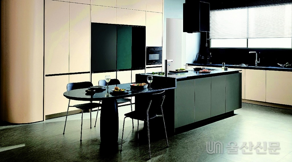 LX하우시스가 새롭게 선보인 주방가구 신제품 'LX Z:IN 인테리어 키친 제니스9 오브제 살롱'과 LG전자 오브제컬렉션 냉장고·김치냉장고가 함께 적용된 주방공간. LX하우시스 제공