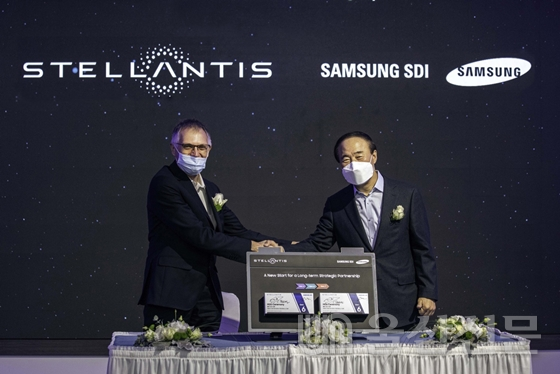 전영현 삼성SDI 사장(오른쪽)과 카를로스 타바레스 스텔란티스 CEO가 북미 합작법인 양해각서(MOU) 체결 기념식을 진행하고 있다. 삼성SDI 제공
