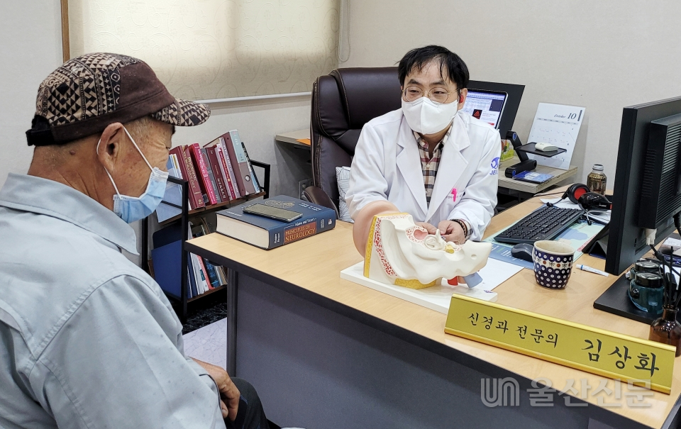 김상화 제일병원 신경과 전문의가 진료를 보고있다. 제일병원 제공