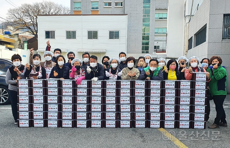 양산시 중앙동 주민자치위원회는 지난 25일 중앙동 행정복지센터에서 '김장은 나누go, 사랑은 더하go' 행사를 개최해 어려운 이웃 80세대에 김치 약 300포기를 전달했다.