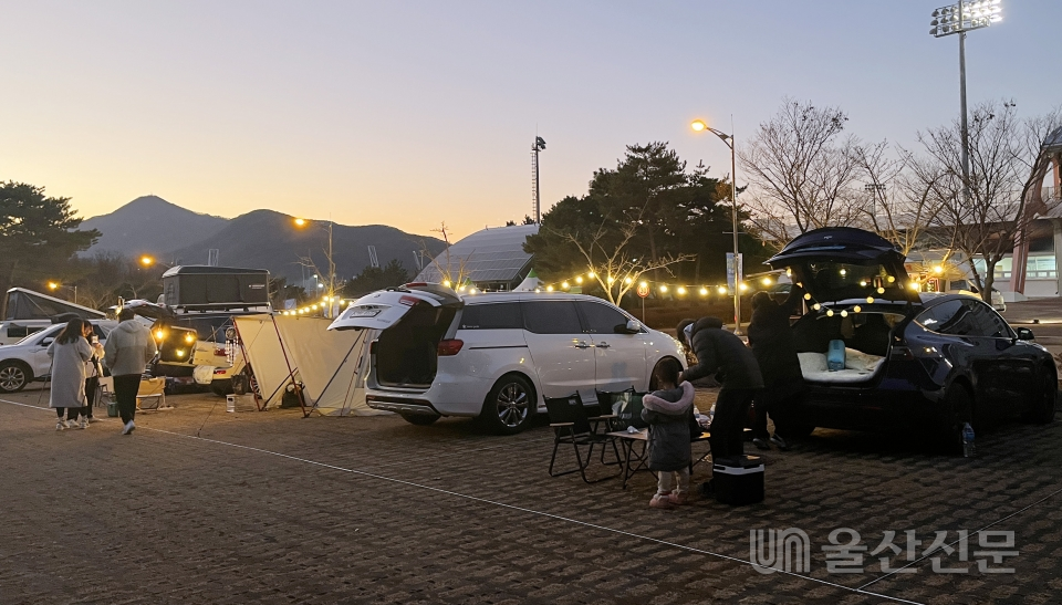 그린차박 페스티벌in울산 참가자들이 텐트를 설치하고 있다.