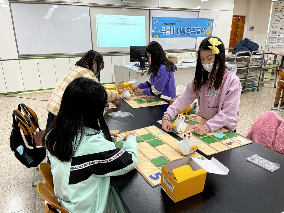 울산 명촌초등학교가 생태환경교육의 일환으로 지난달 29일 3~4학년 학생을 대상으로'푸름이 이동환경교실'교육을 실시했다.