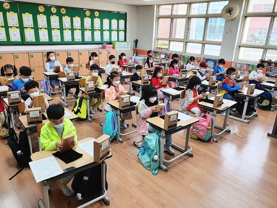 울산 남구 개운초등학교는 1~4학년 학생을 대상으로 '칼림바'라는 악기로 '마음이 반짝반짝 1인 1악기 수업' 운영을 마무리했다고 밝혔다.