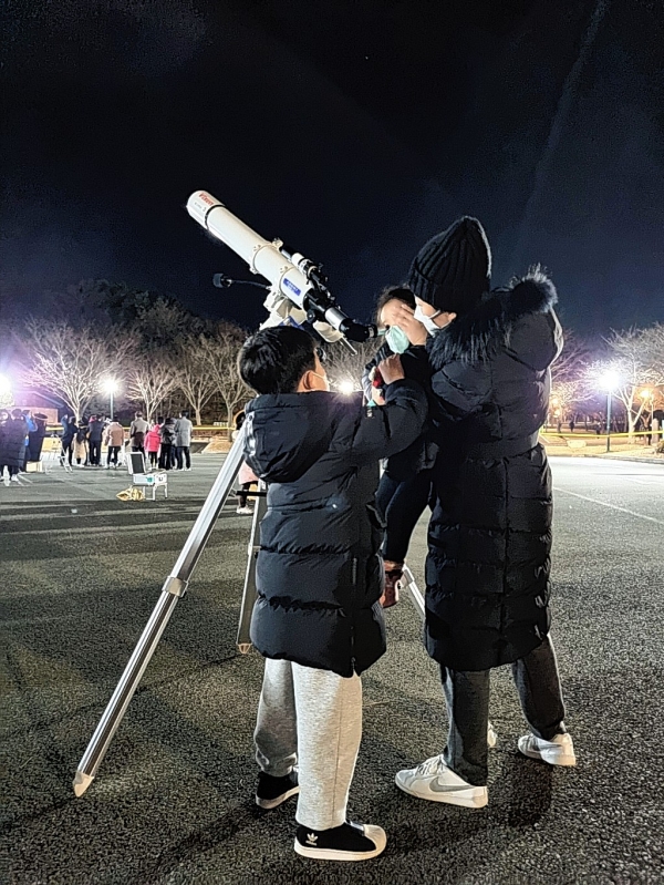 울산과학관은 14일 울산대공원 청소년광장에서 찾아가는 밤하늘 천체관측교실을 운영했다.