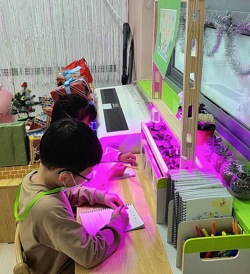 울산 신정초등학교병설유치원은 지난 9일 겨울철 교실 속에서 식물을 가꾸는 작은 텃밭을 제공했다.