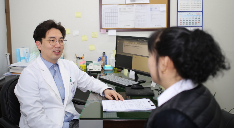 김민석 동천동강병원 정형외과 전문의가 진료를 보고 있다. 동천동강병원 제공