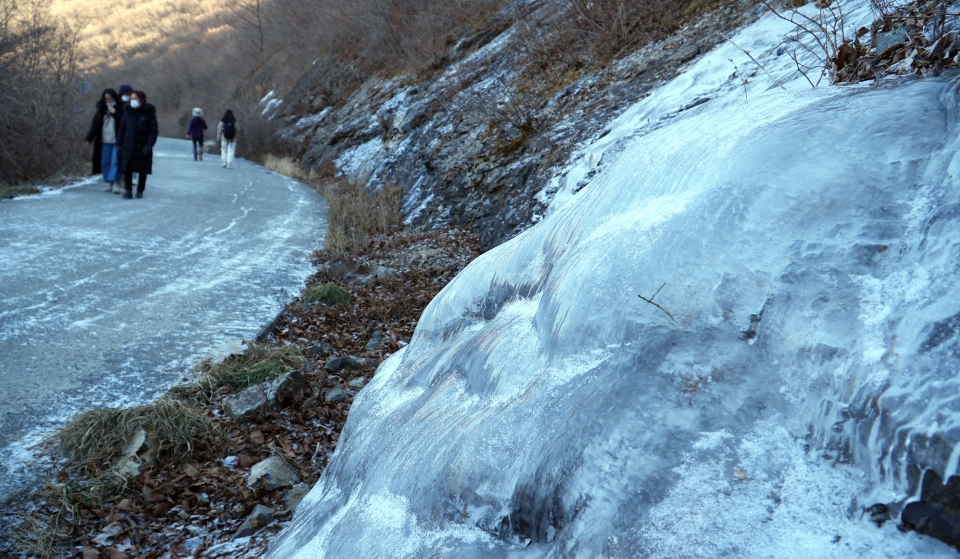 19일 오전 울주군 상북면 배내골 입구에서 간월재에 오르는 등산길 그늘진 기슭에 얼음이 꽁꽁 얼어 있다. 김동균기자 justgo999@ulsanpress.net