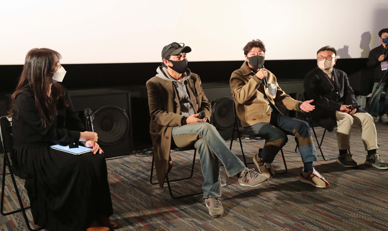 올해 처음 열린 울산국제영화제 '마스터 클래스'에 참여한 배우 송강호(오른쪽 두번째)가 관객들과 대화하고 있다. 울산시 제공