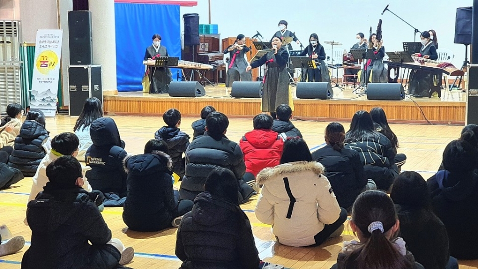 울산 대현초등학교는 20일 5학년 학생을 대상으로 울산국악실내악단 소리샘의 '기획공연 꿈IV' 국악연주를 감상하고 악기를 체험하는 '국악과 함께하는 지역문화 예술체험' 행사를 실시했다.
