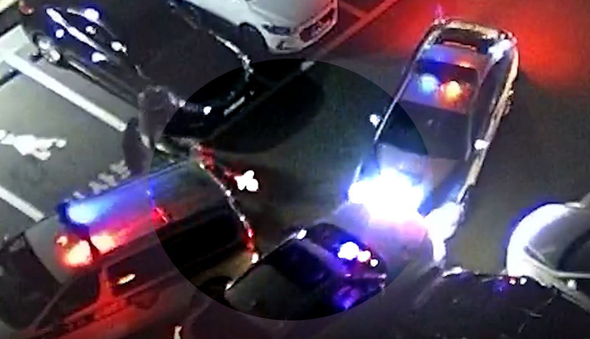 지난해 12월 29일 울산시청에서 마약에 취한 운전자의 차량이 경찰의 저지를 뚫고 달아나려 하자 한 경찰관이 도주 차량의 타이어에 총을 쏘고 있다. 울산시 CCTV 캡처 이미지