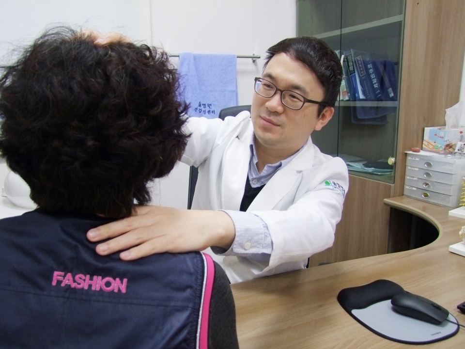 김대진 울들병원 신경외과전문의가 진료를 보고 있다. 울들병원 제공