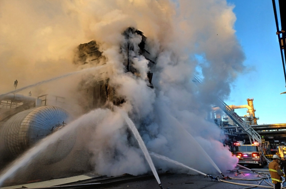 12일 오전 울산시 남구 SK에너지 울산공장에서 화재가 발생해 소방대원들이 연기가 치솟는 공장 사이로 화재를 진압하고 있다. 사진 제공 : 울산소방본부