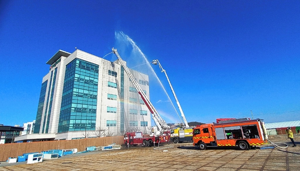 울산 동부소방서는 17일 동구 방어진 마린요양병원에서 가상화재 불시출동 훈련을 실시했다. 동부소방서 제공